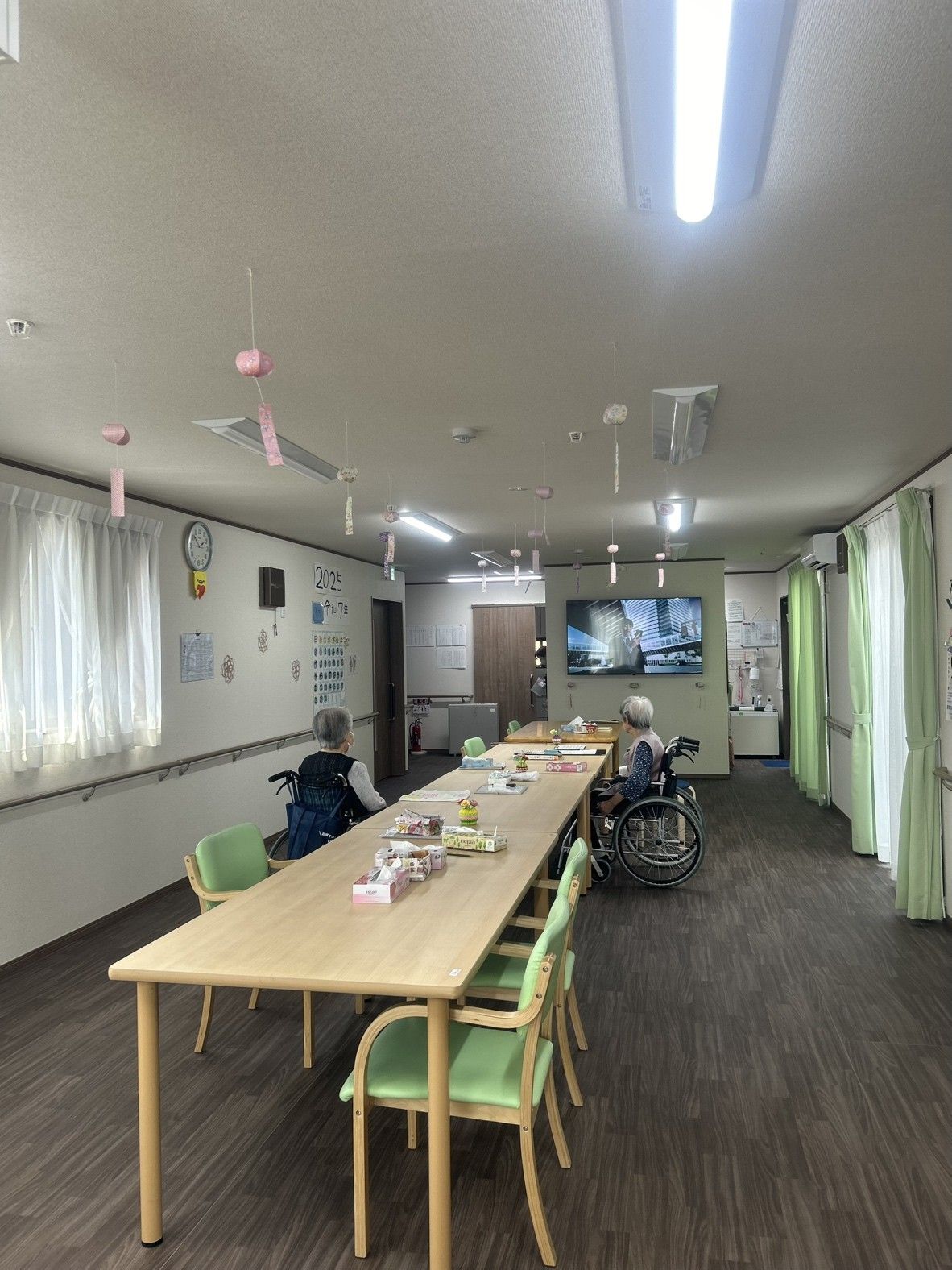長いテーブルのある部屋