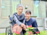 庭で花を楽しむ様子