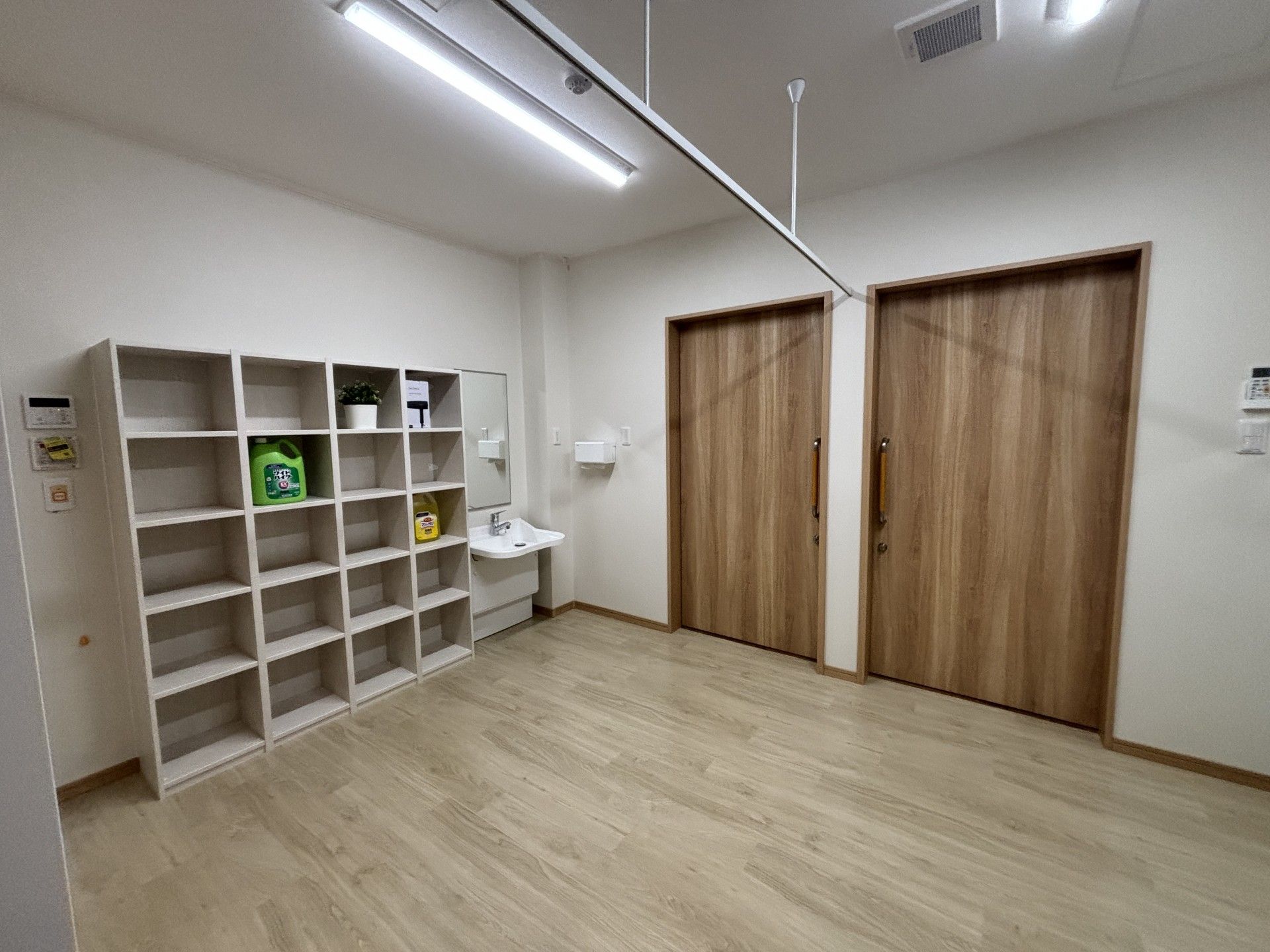 収納棚と洗面台のある部屋