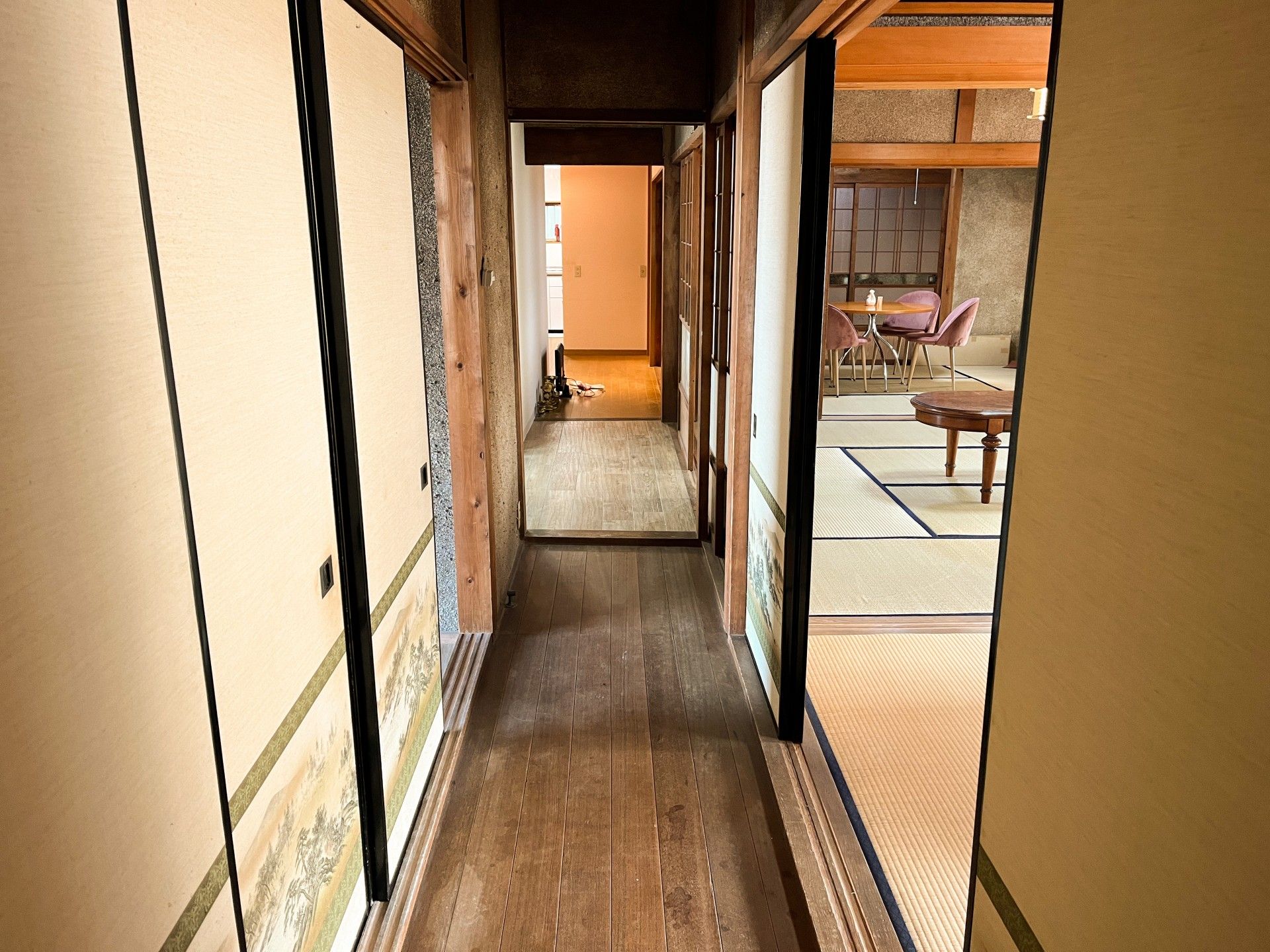 和風の廊下と畳の部屋