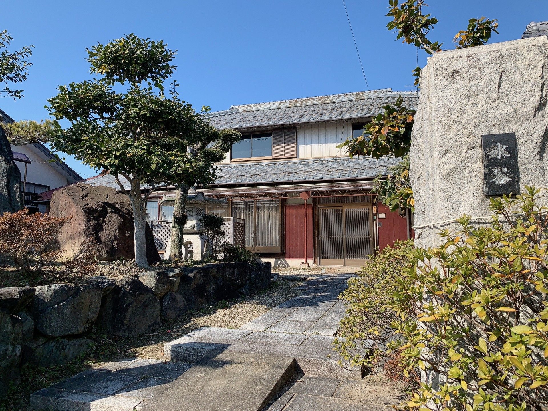 和風の玄関前の庭