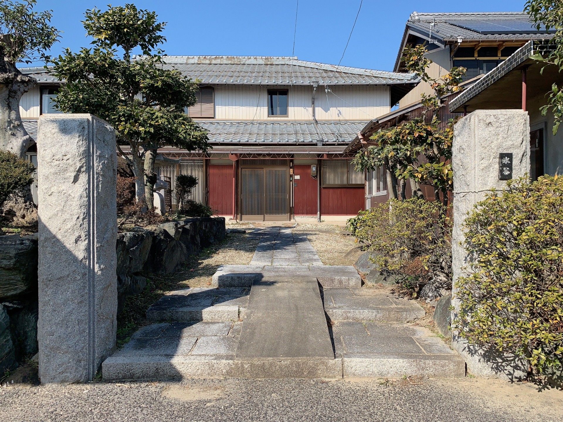 伝統的な門構えの玄関