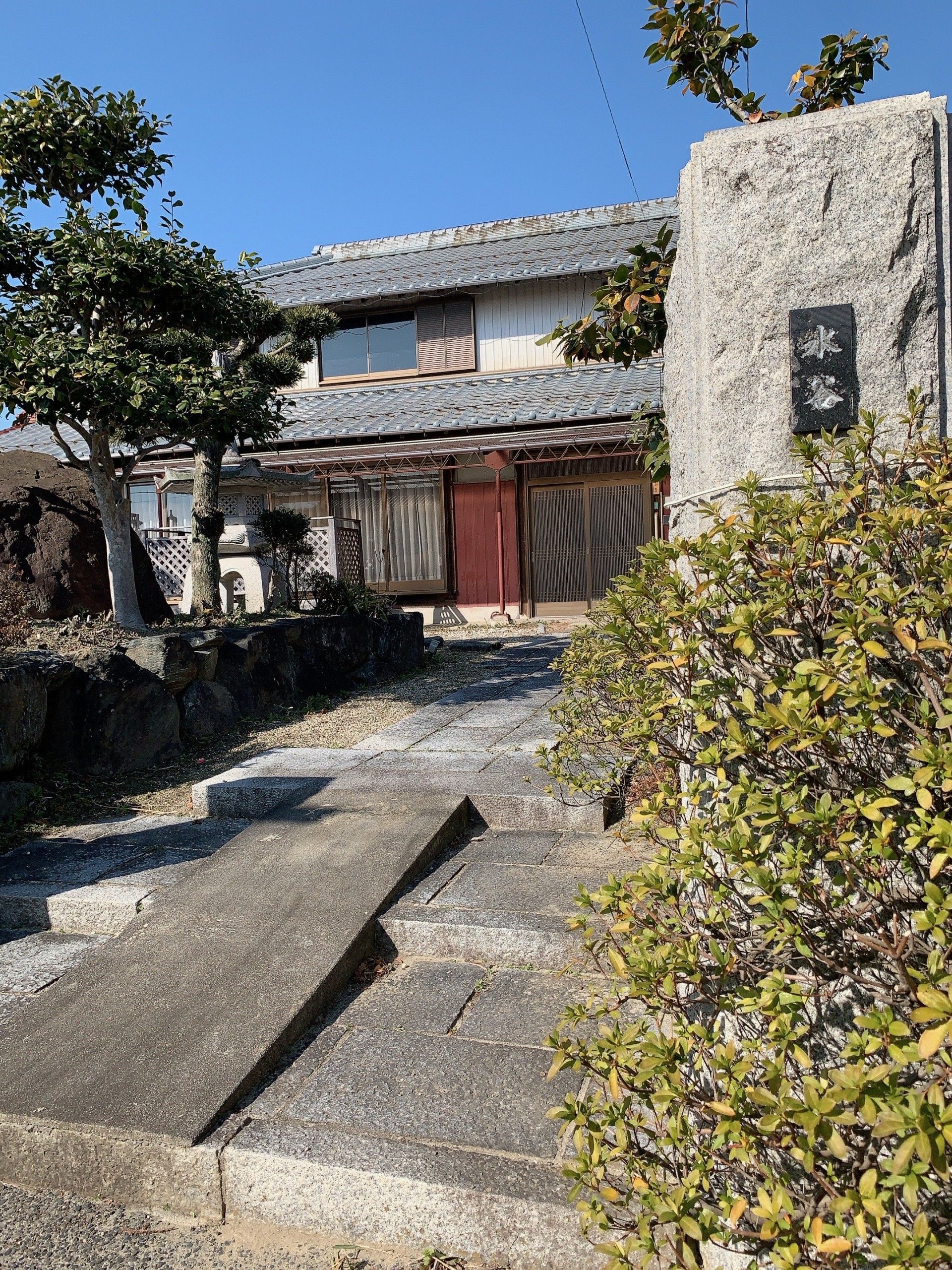 石畳の玄関前