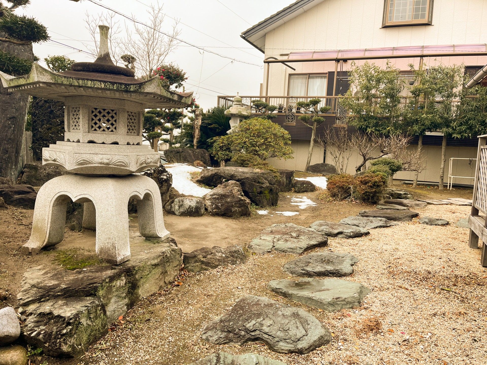 石灯籠と庭園の風景