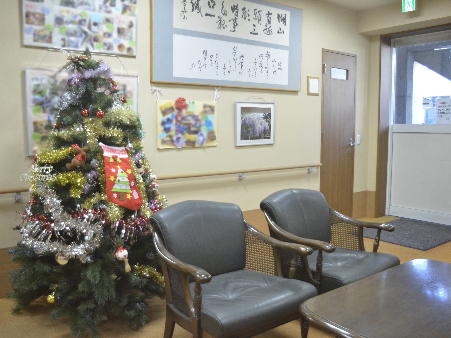 クリスマスツリーと椅子のある部屋
