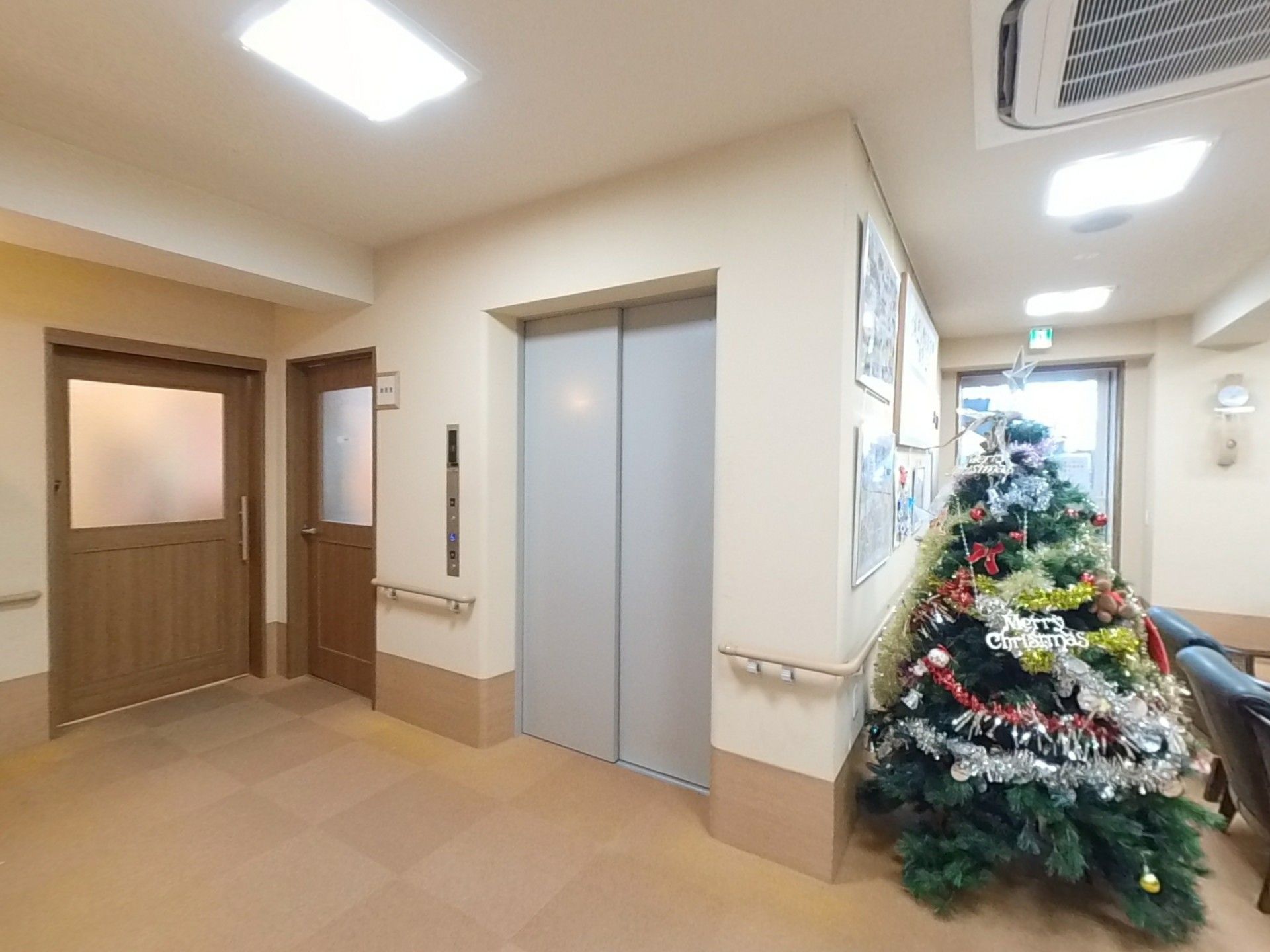 エレベーター前の廊下
