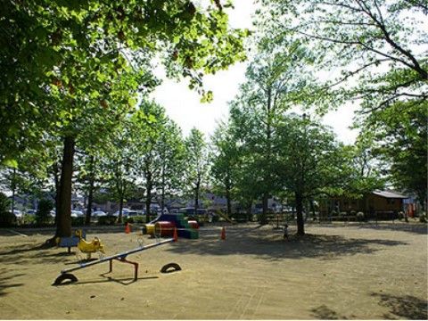 施設のすぐ近くには緑豊かな公園がある。心地いい風を感じながらゆっくり散歩できるので、清々しい気分になれる。