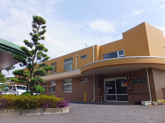 ツートンカラーで温かみのある色合いに仕上げられた、オシャレな外観の施設建物