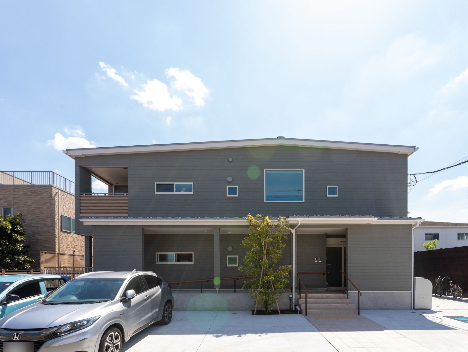 日差しが差し込む建物外観