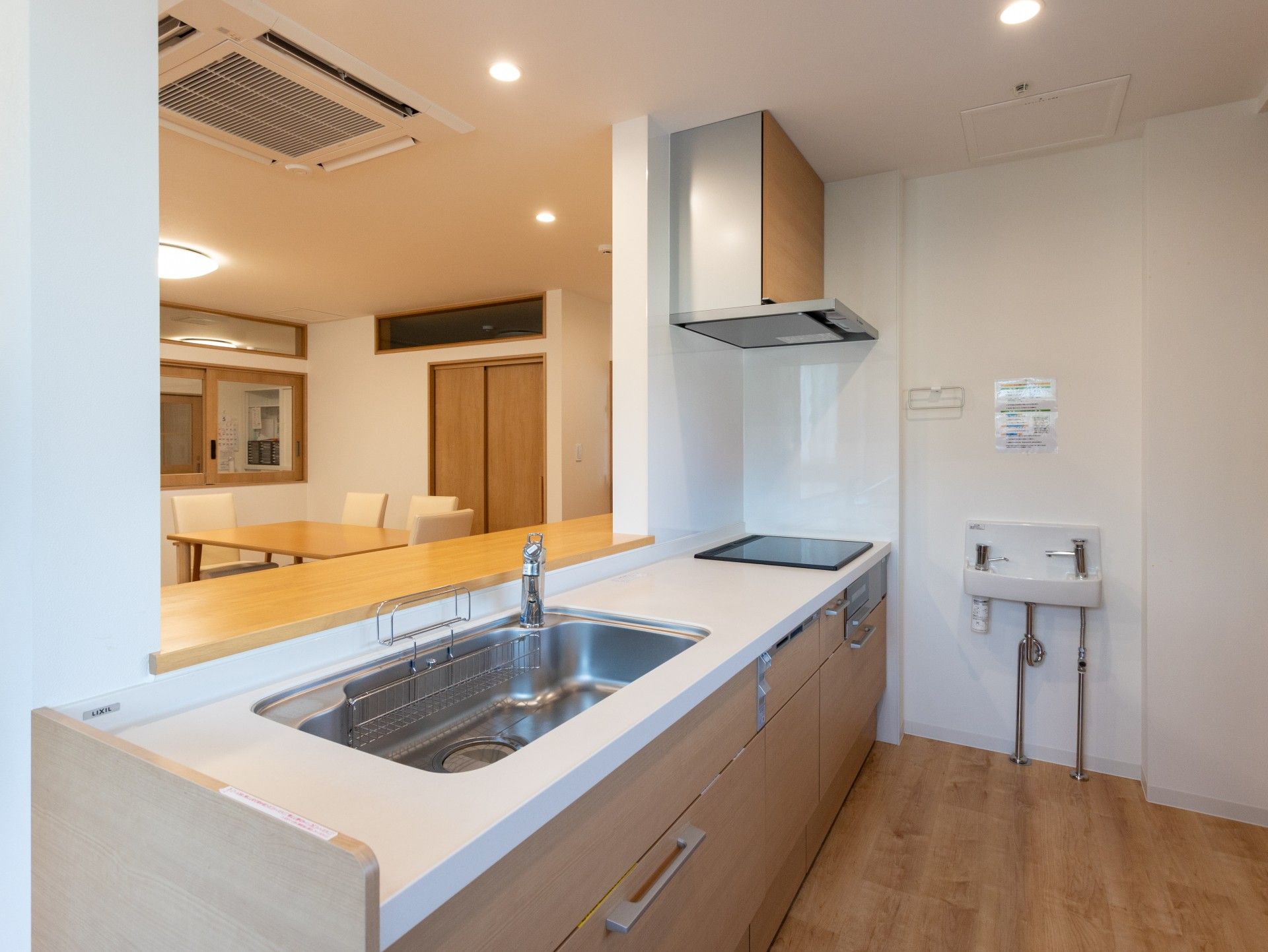 清潔なキッチンと食卓