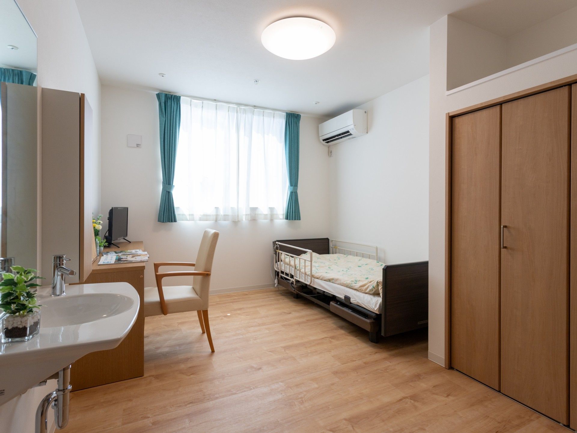 明るい個室の一角