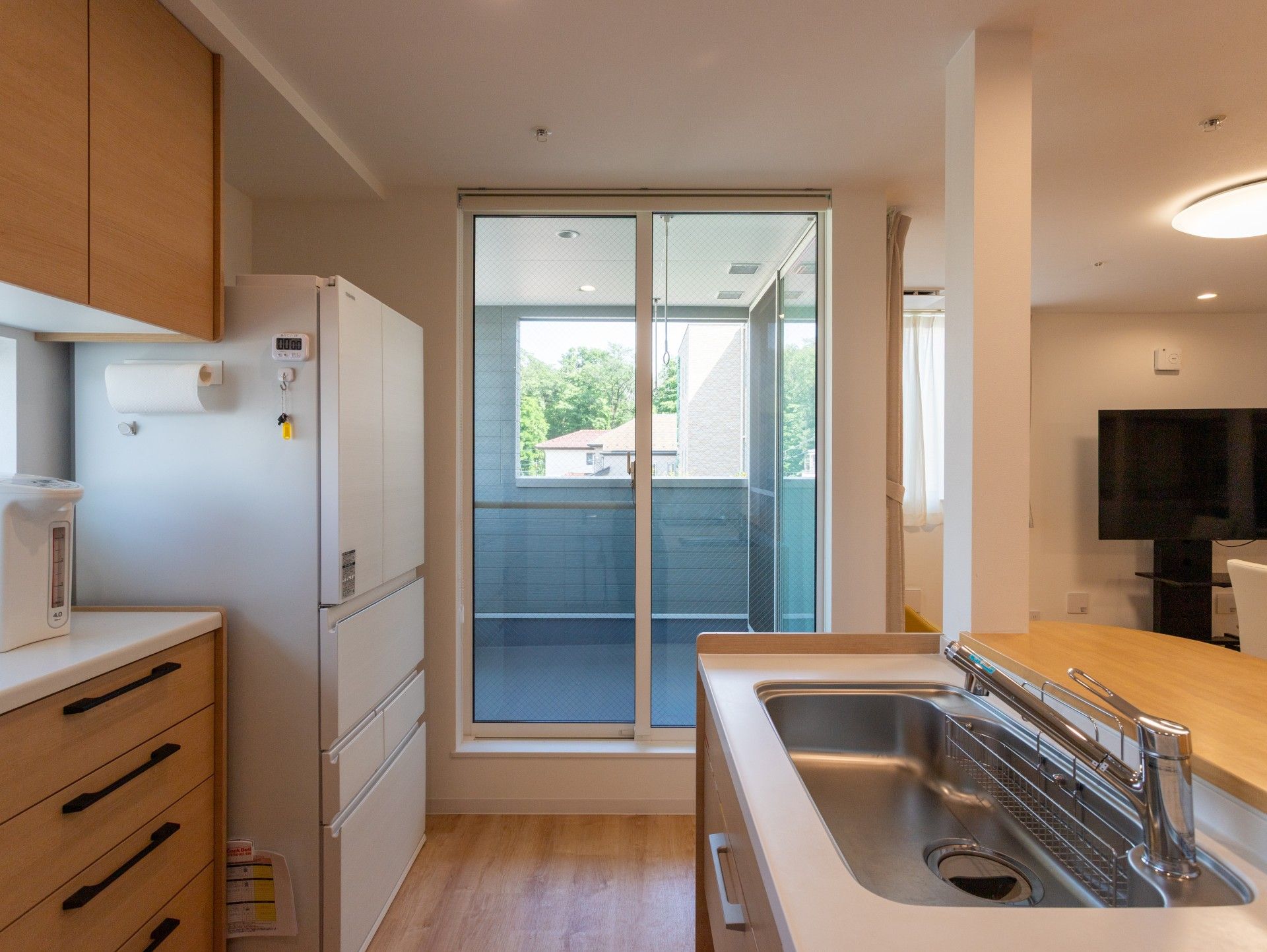 明るいキッチンとバルコニー