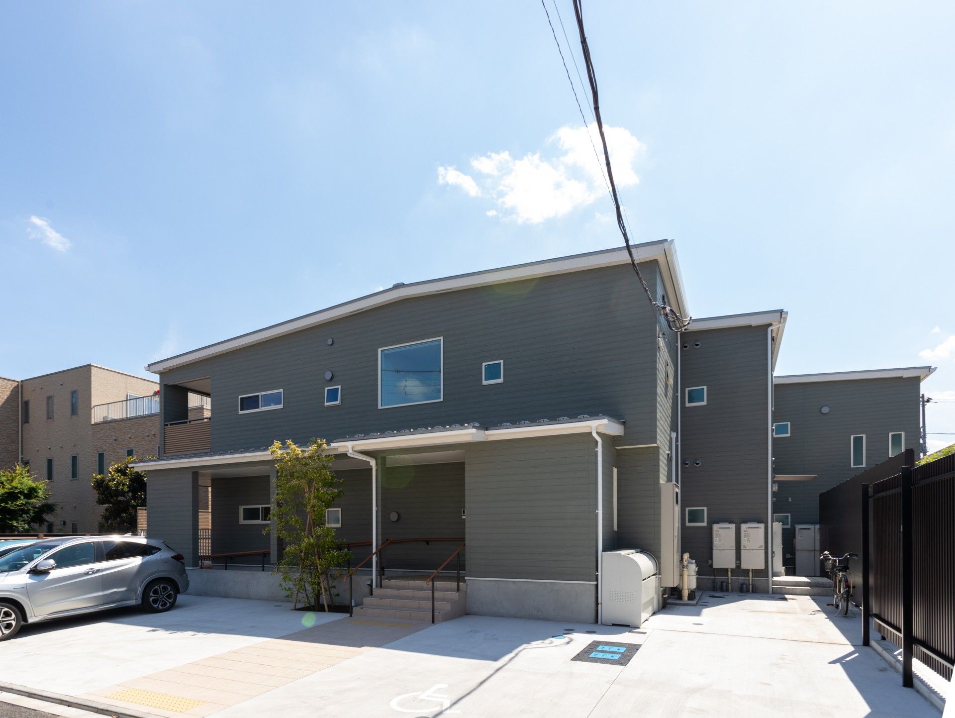 広い駐車場の建物外観