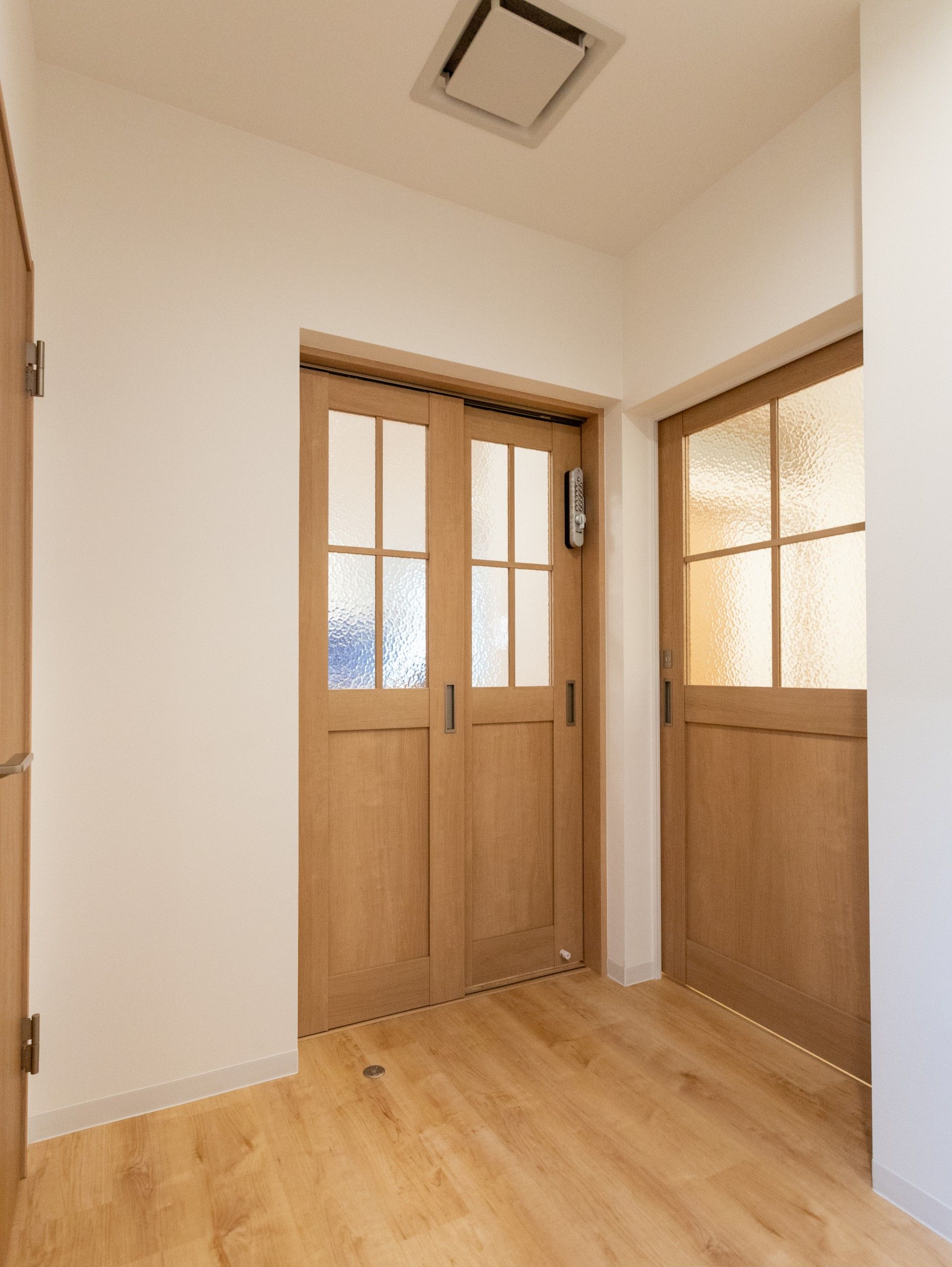 木製の引き戸の廊下