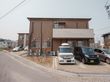 駐車場のある建物外観