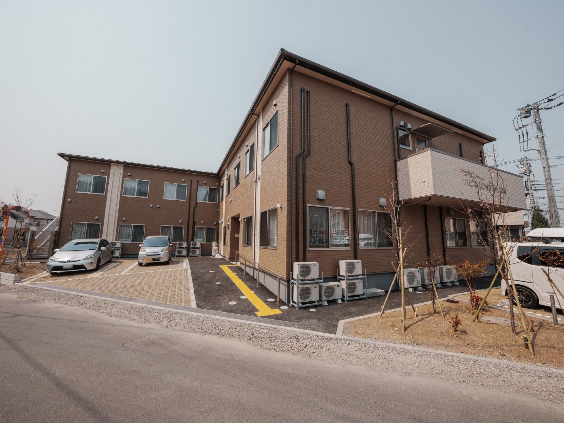 駐車場のある建物外観