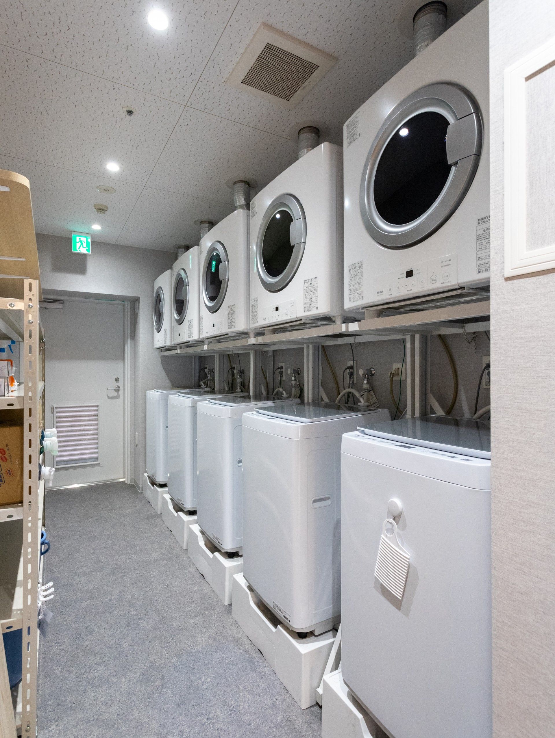 洗濯機が並ぶ部屋