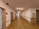 明るく広々とした廊下