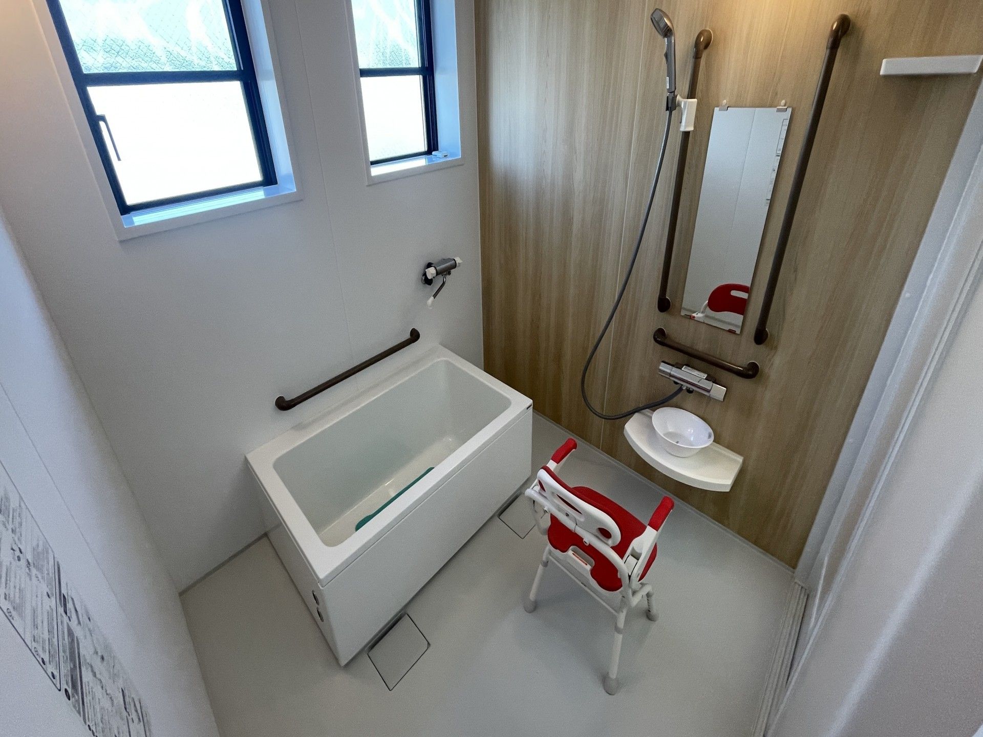 手すり付きの浴室