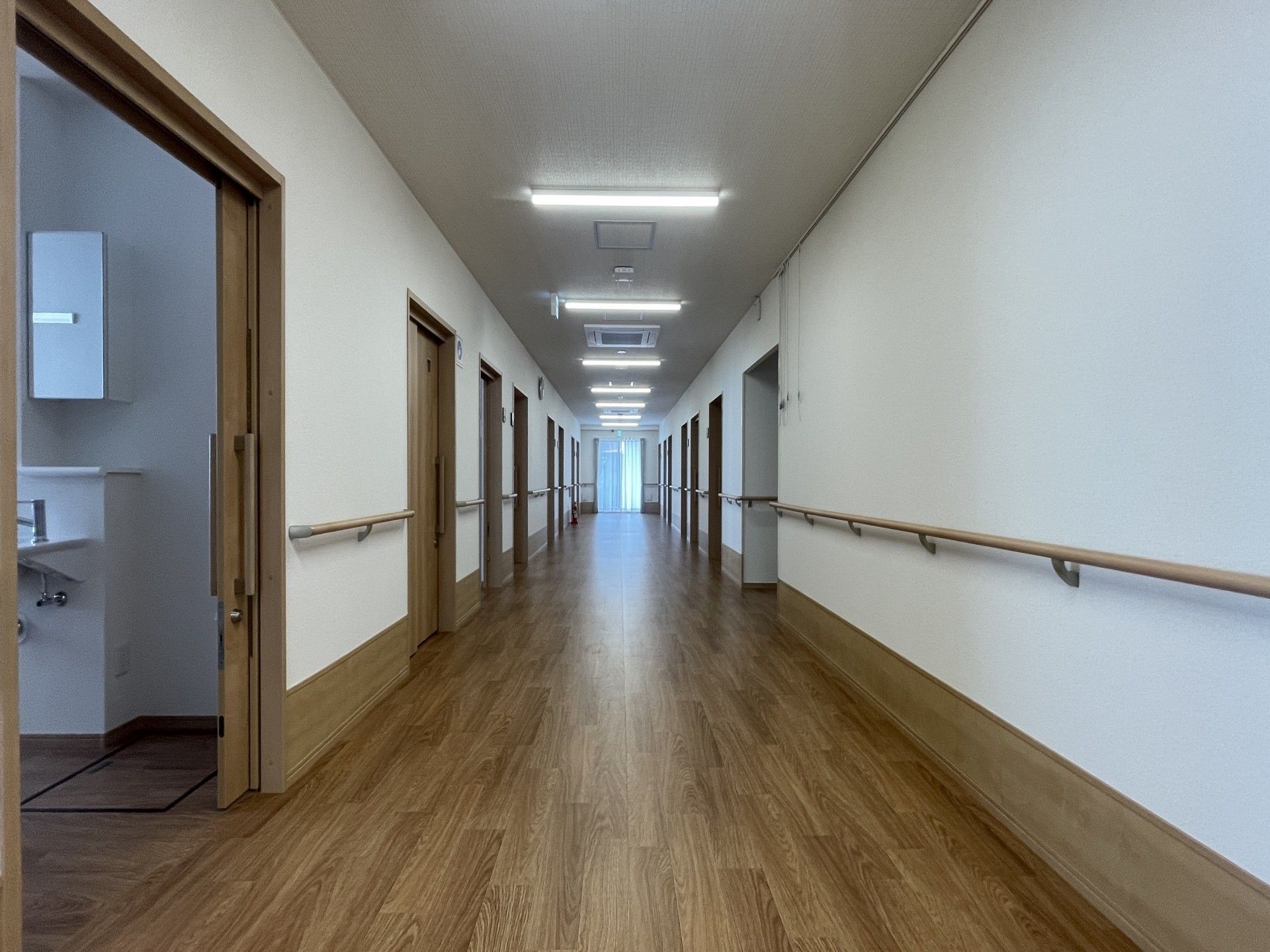 手すり付きの長い廊下