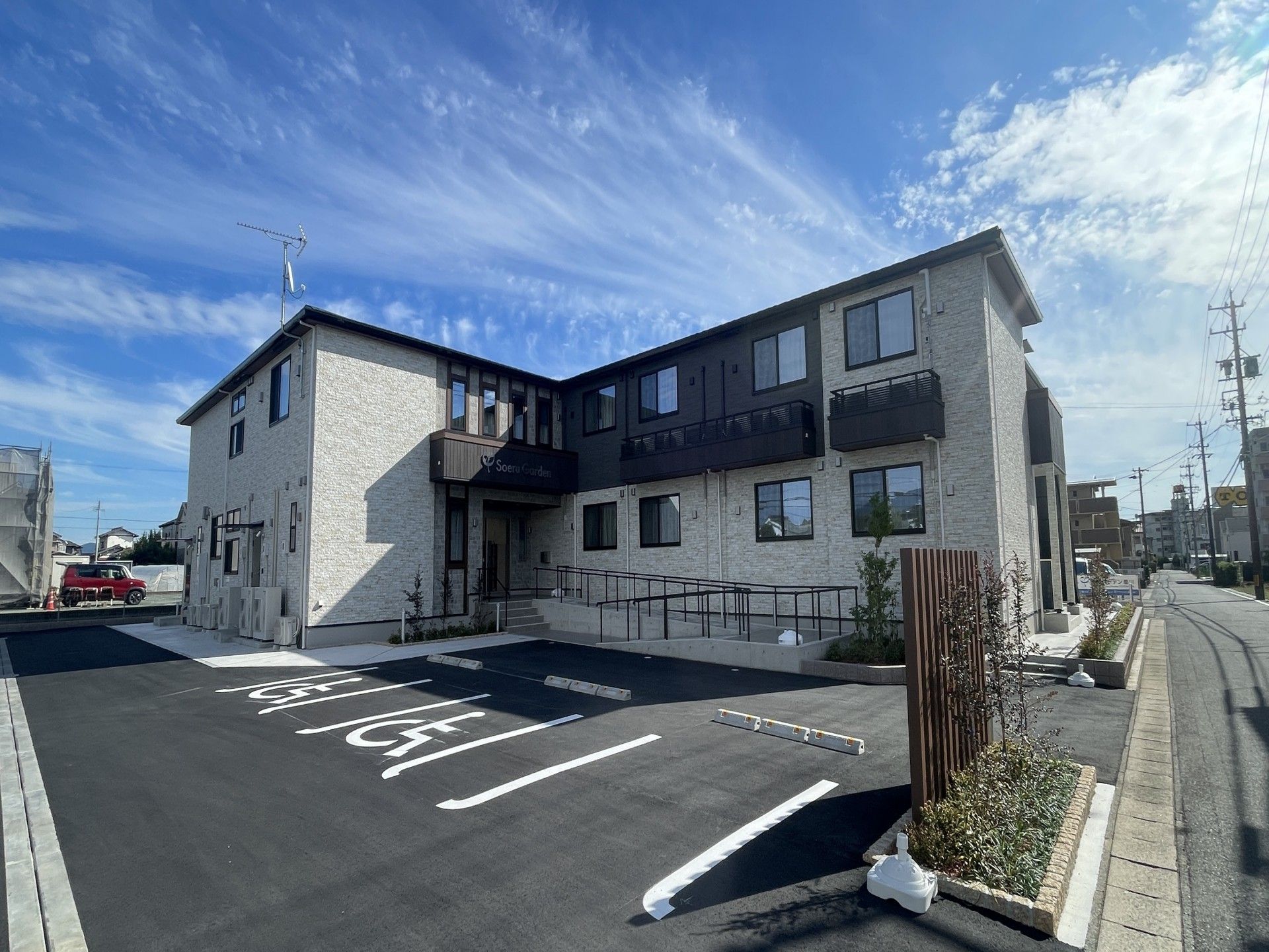 駐車場のある建物外観