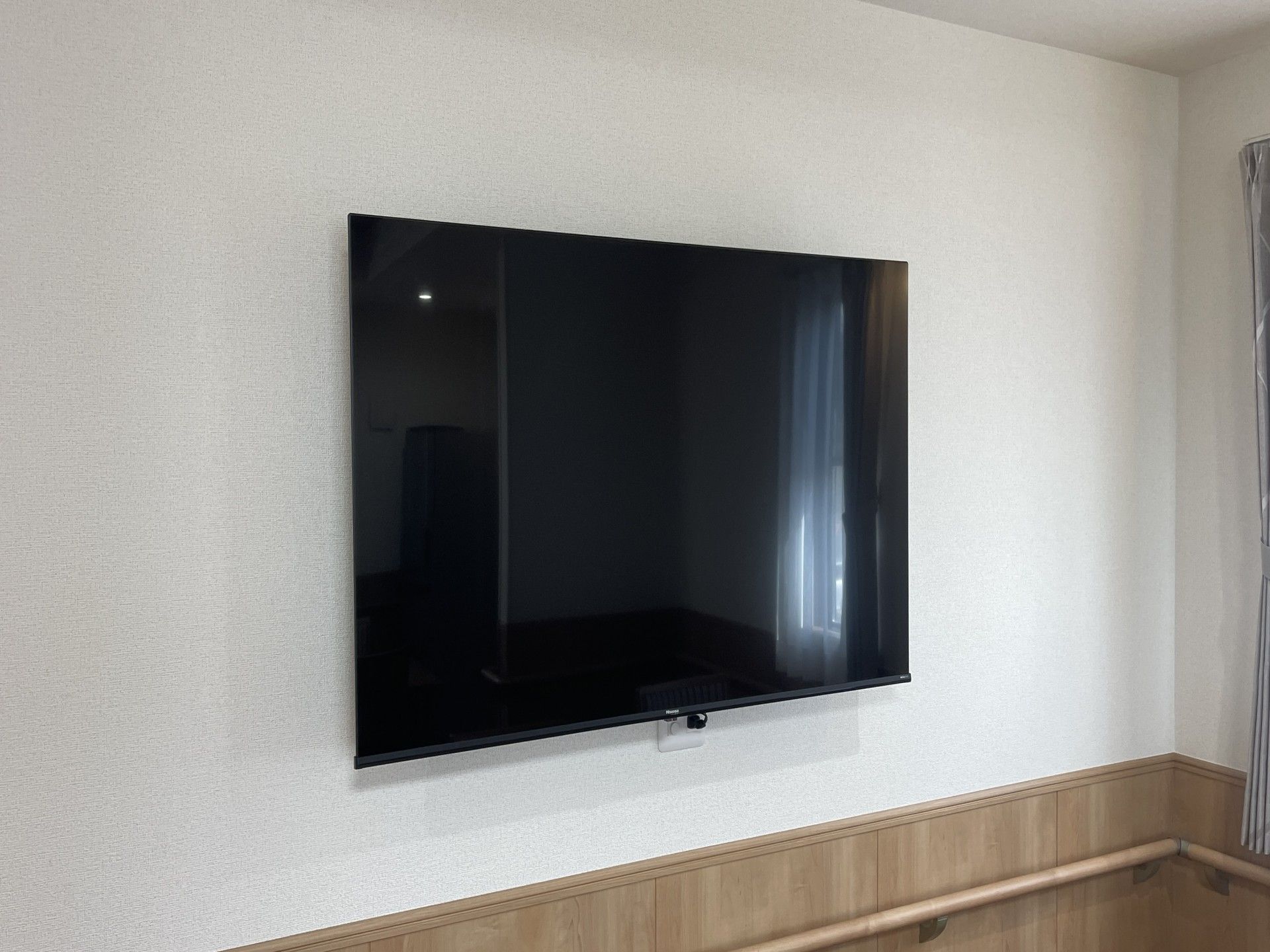 壁掛けテレビのある部屋