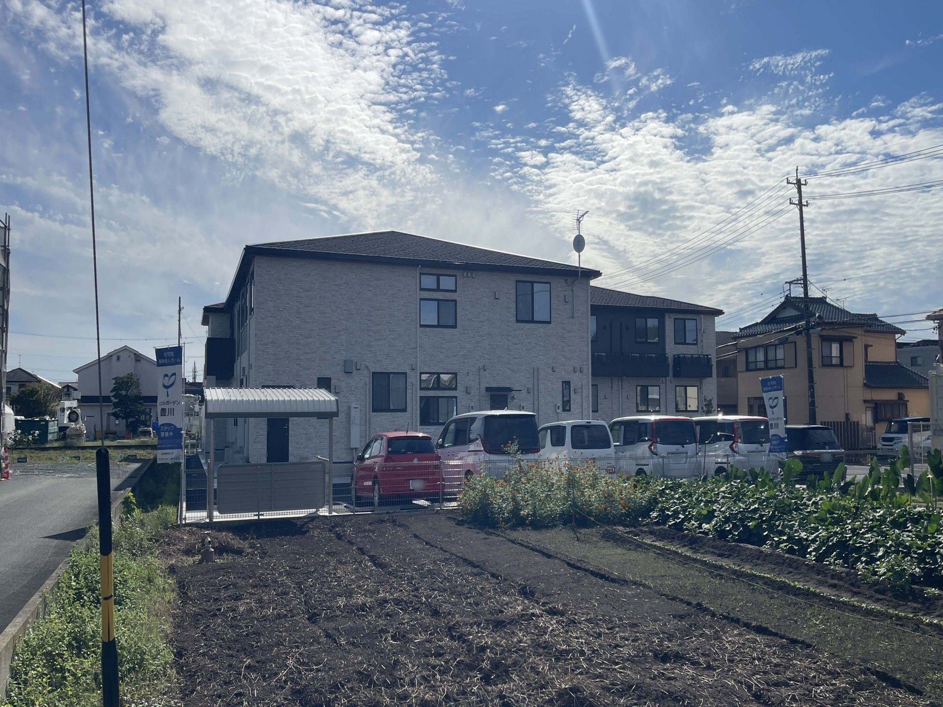 建物と駐車場の外観