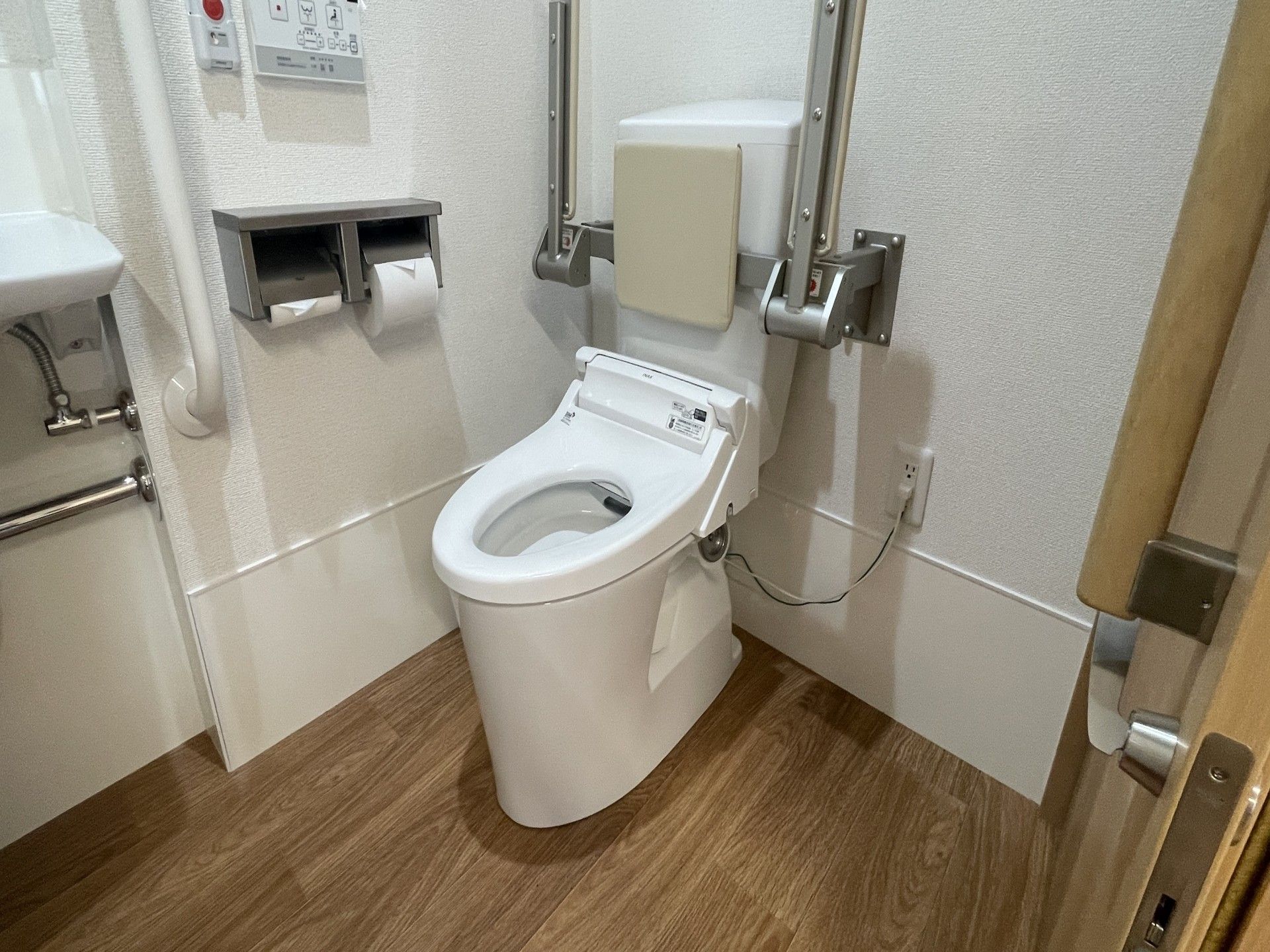 手すり付きのトイレ