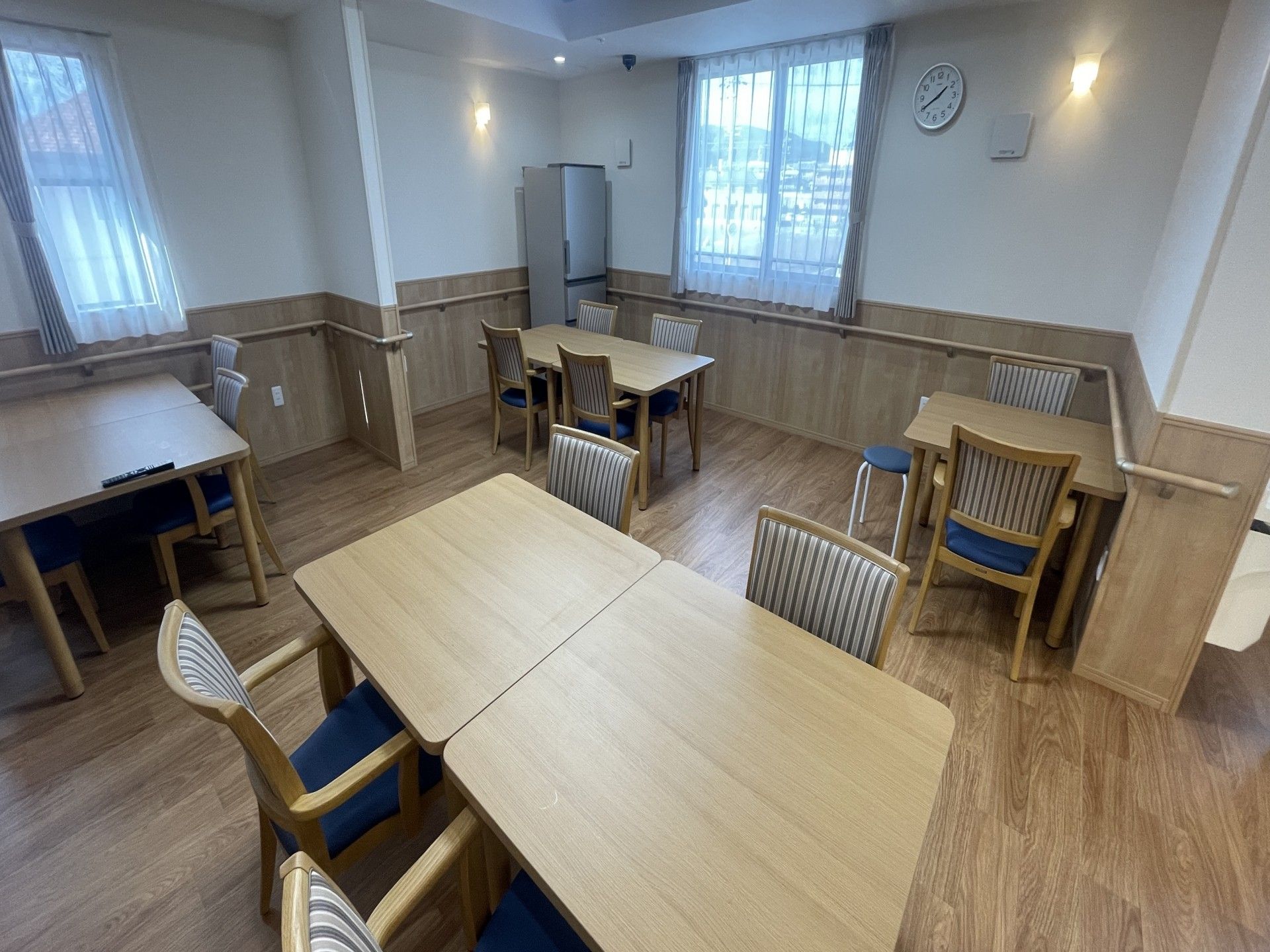 明るい食事スペース