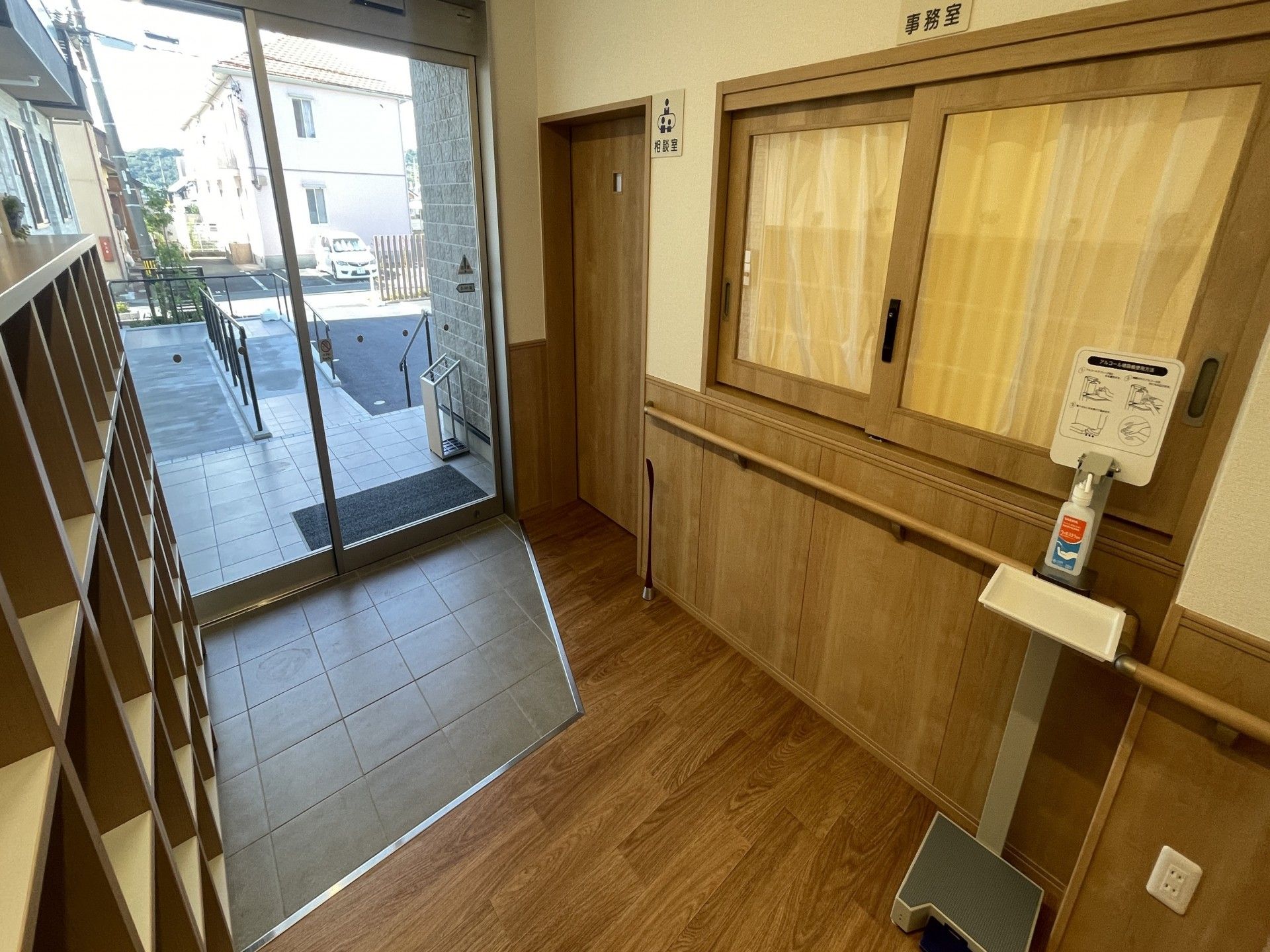 出入口と事務室の廊下