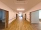 明るく広々とした廊下
