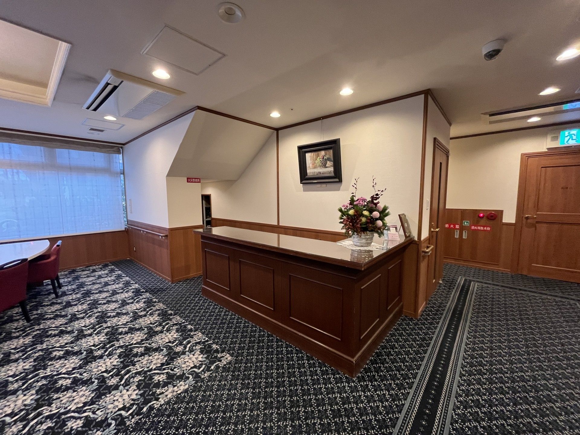 落ち着いた受付カウンター
