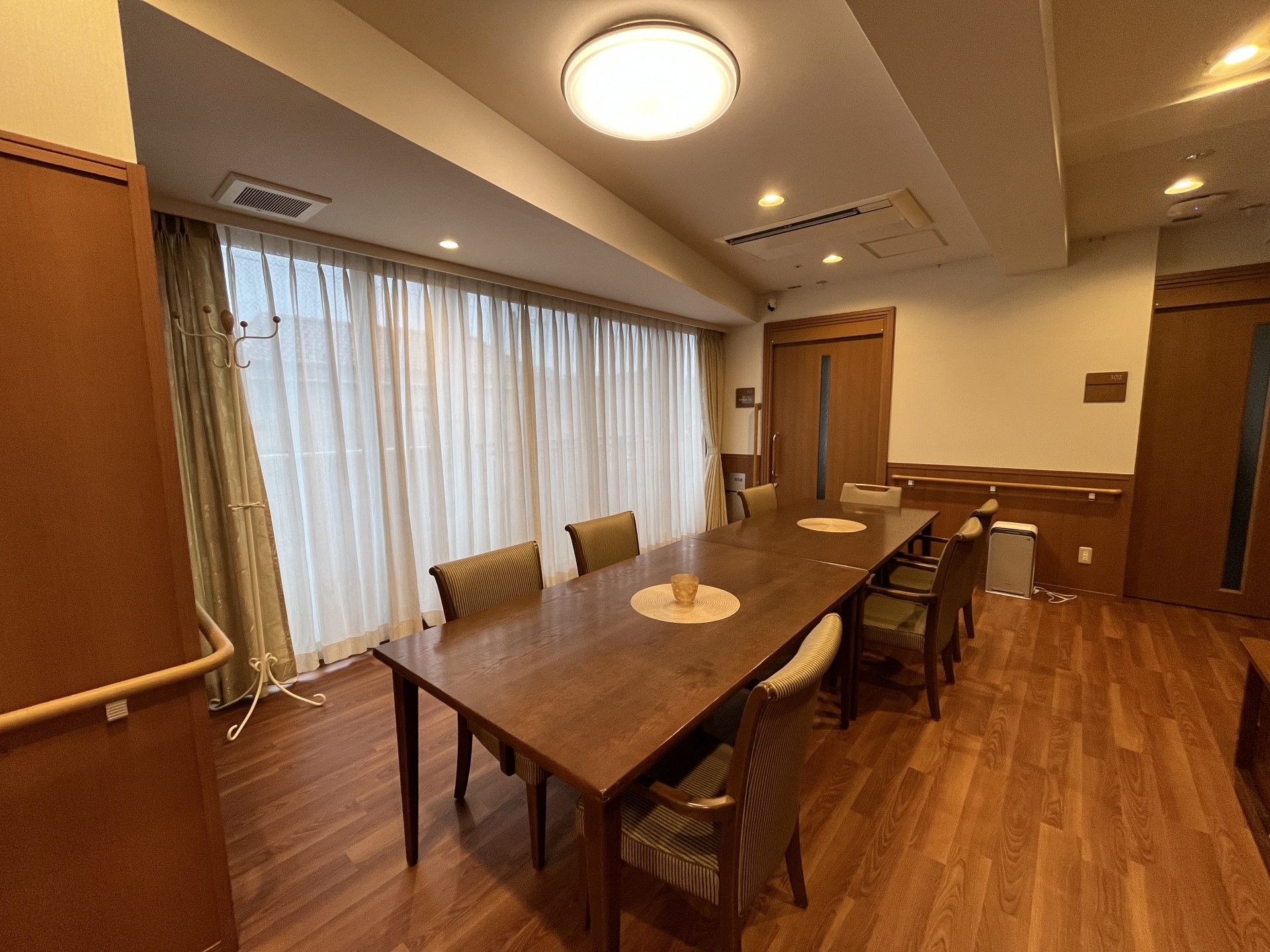 落ち着いた雰囲気の部屋