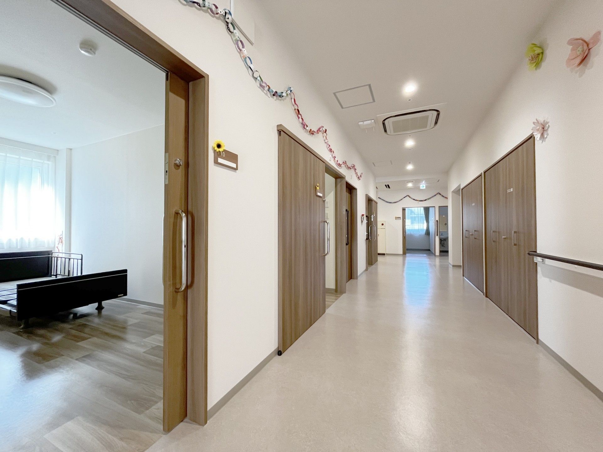 明るい廊下と居室
