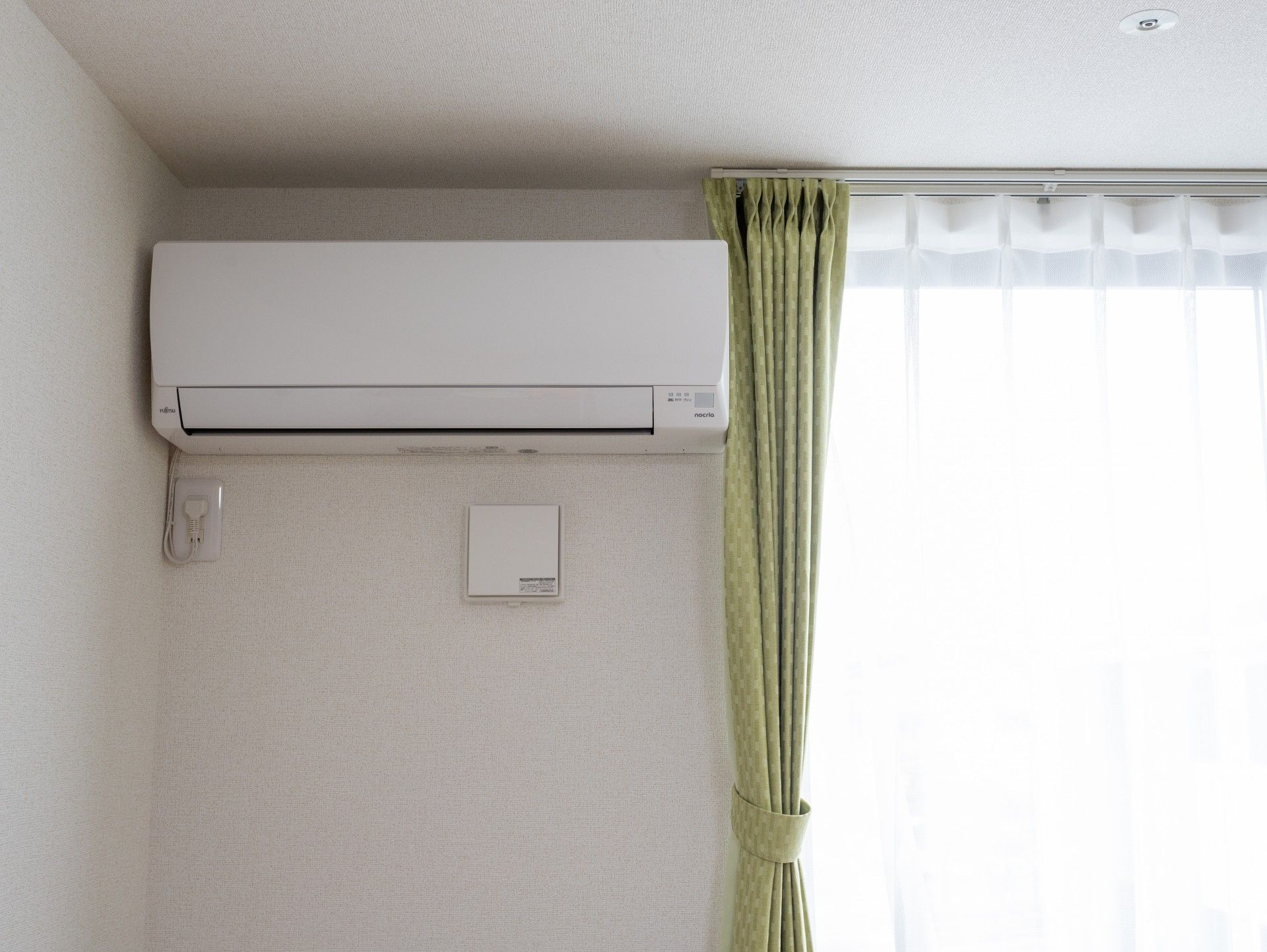 エアコンとカーテンの部屋