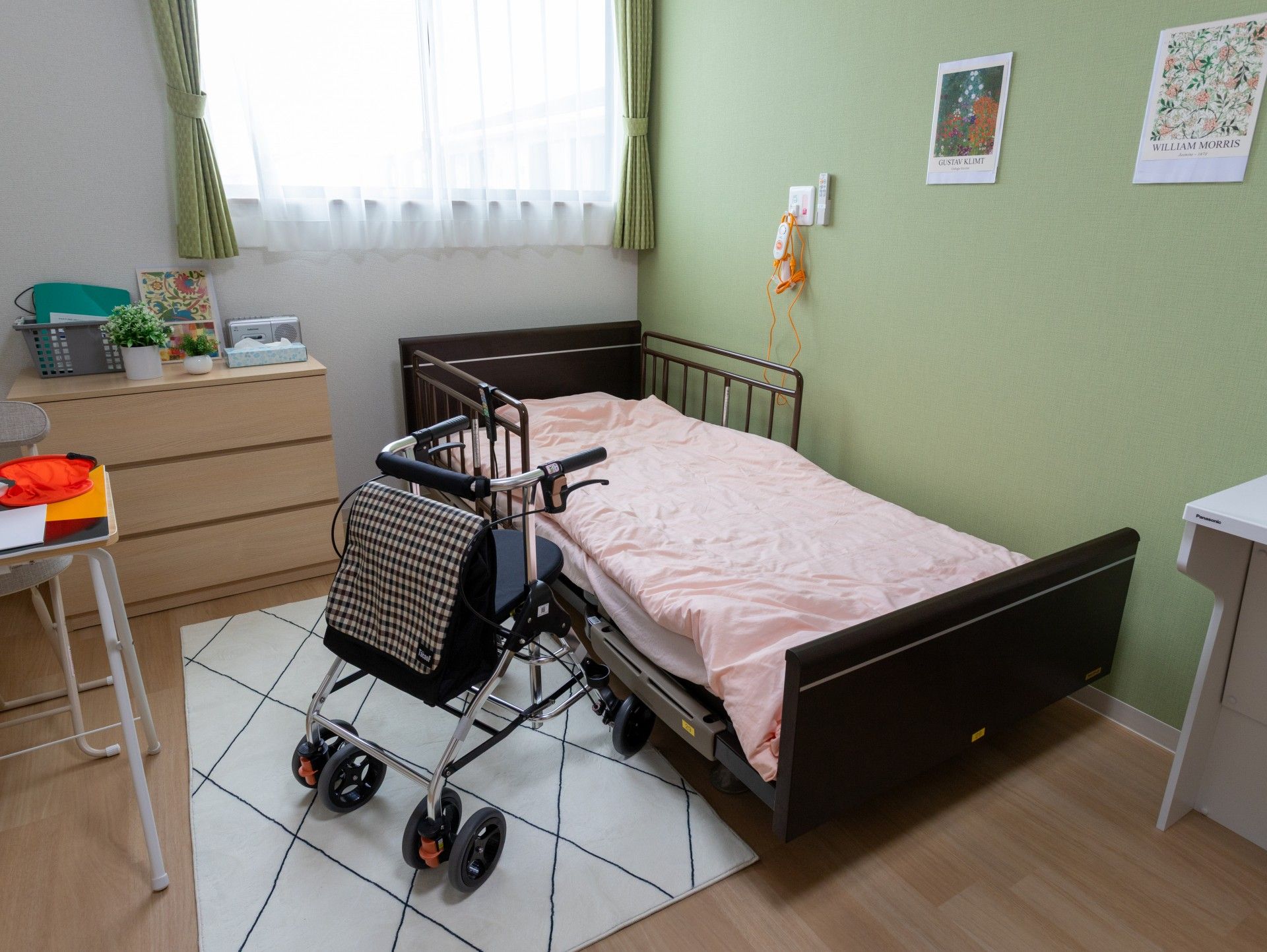 明るい個室のベッド周り