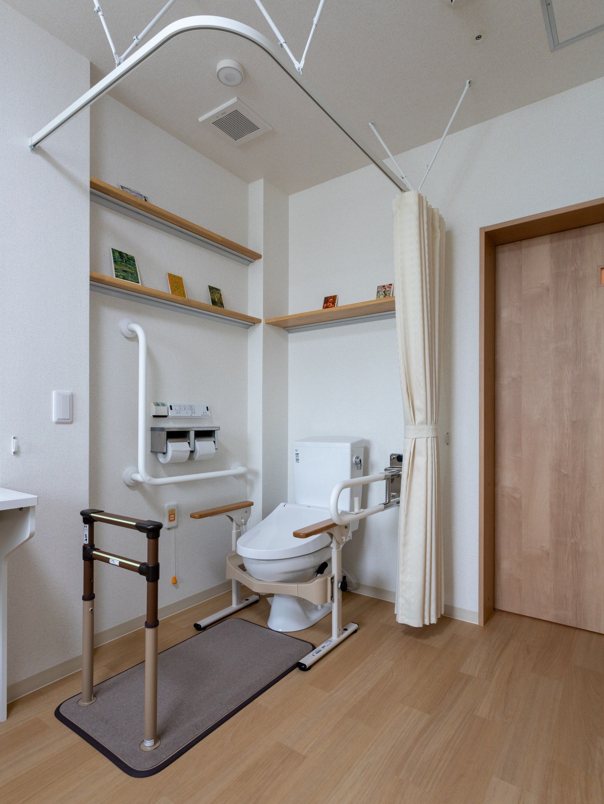 手すり付きのトイレ
