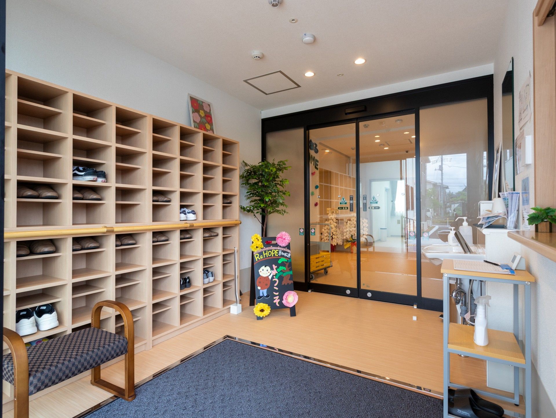 靴箱と自動ドアの入口