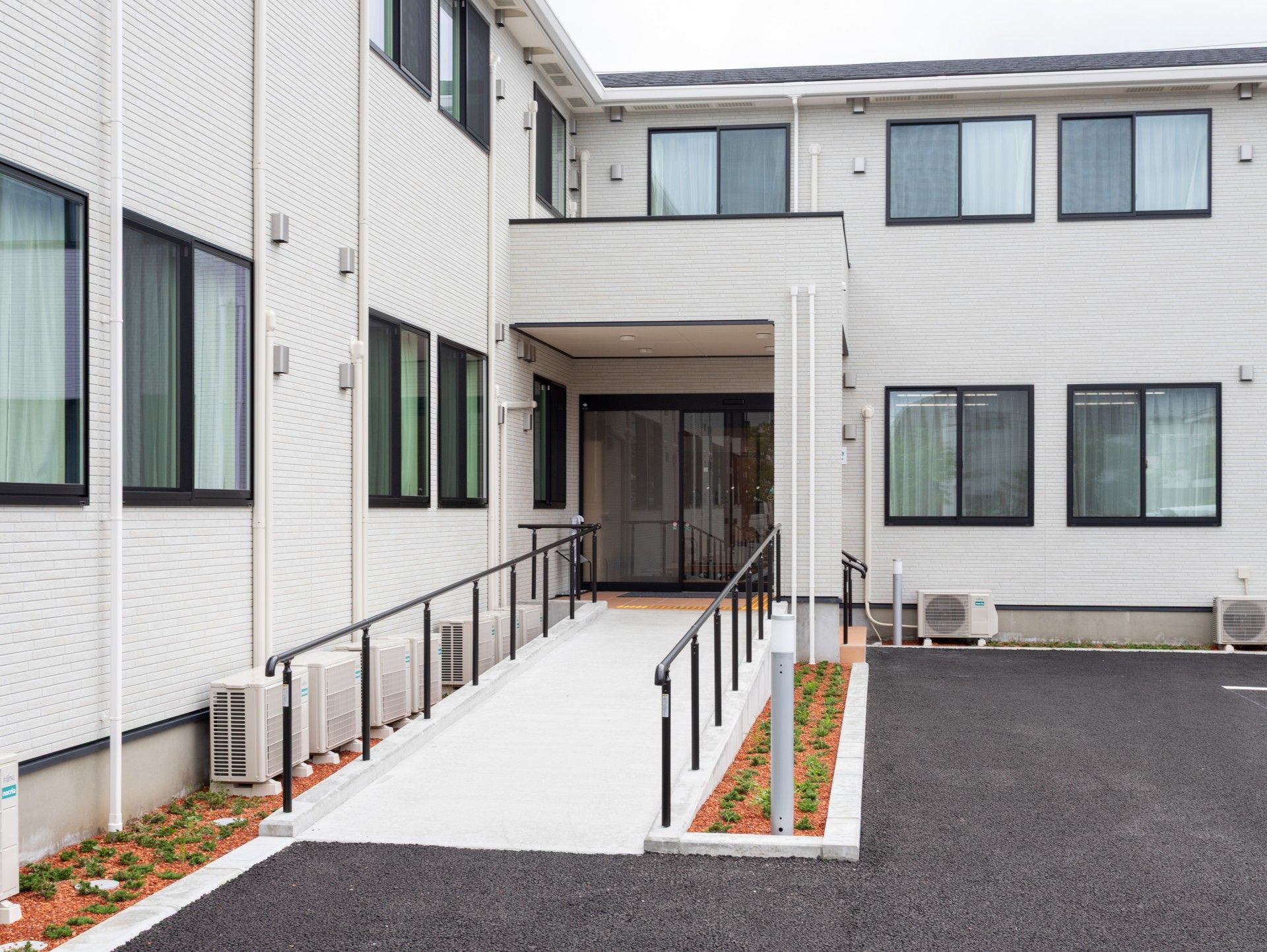 手すり付きのスロープ入口