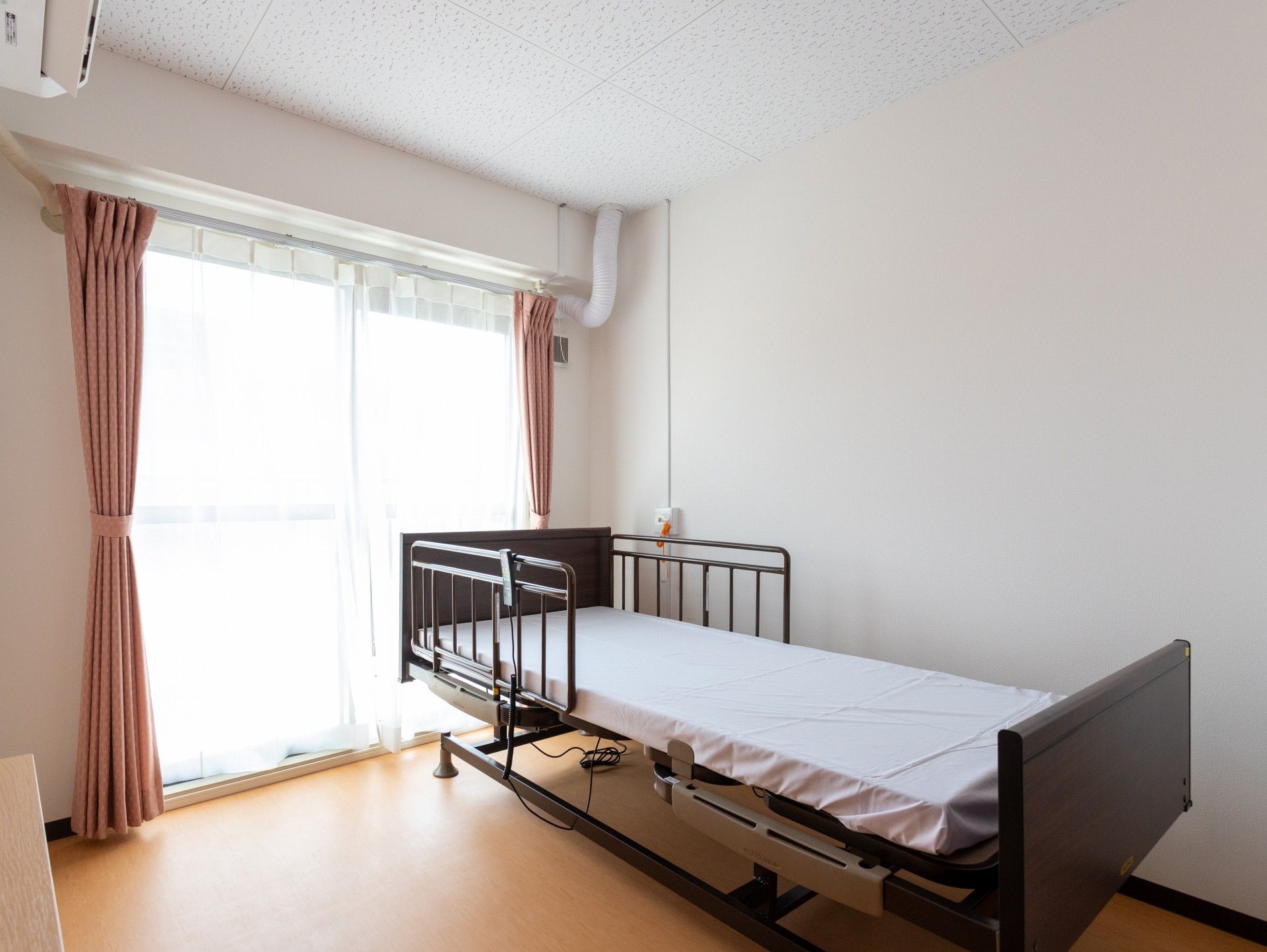 明るい個室のベッド