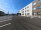 広々とした駐車場の外観