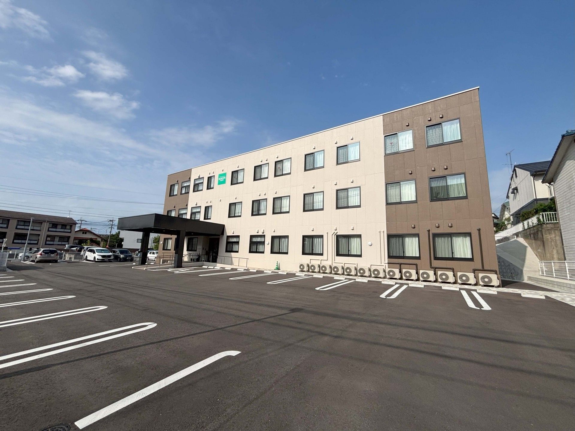 広い駐車場の建物