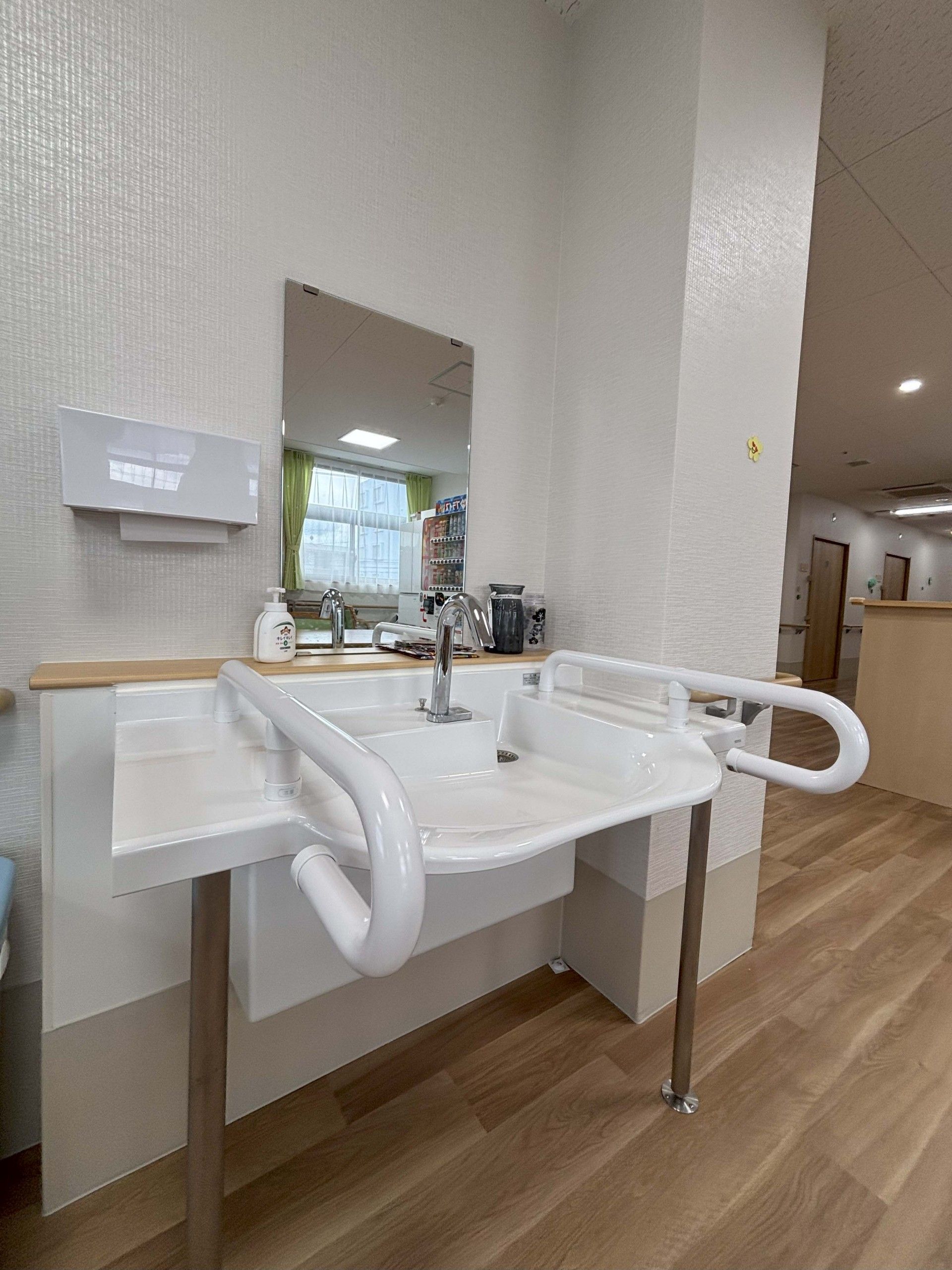 手すり付き洗面台