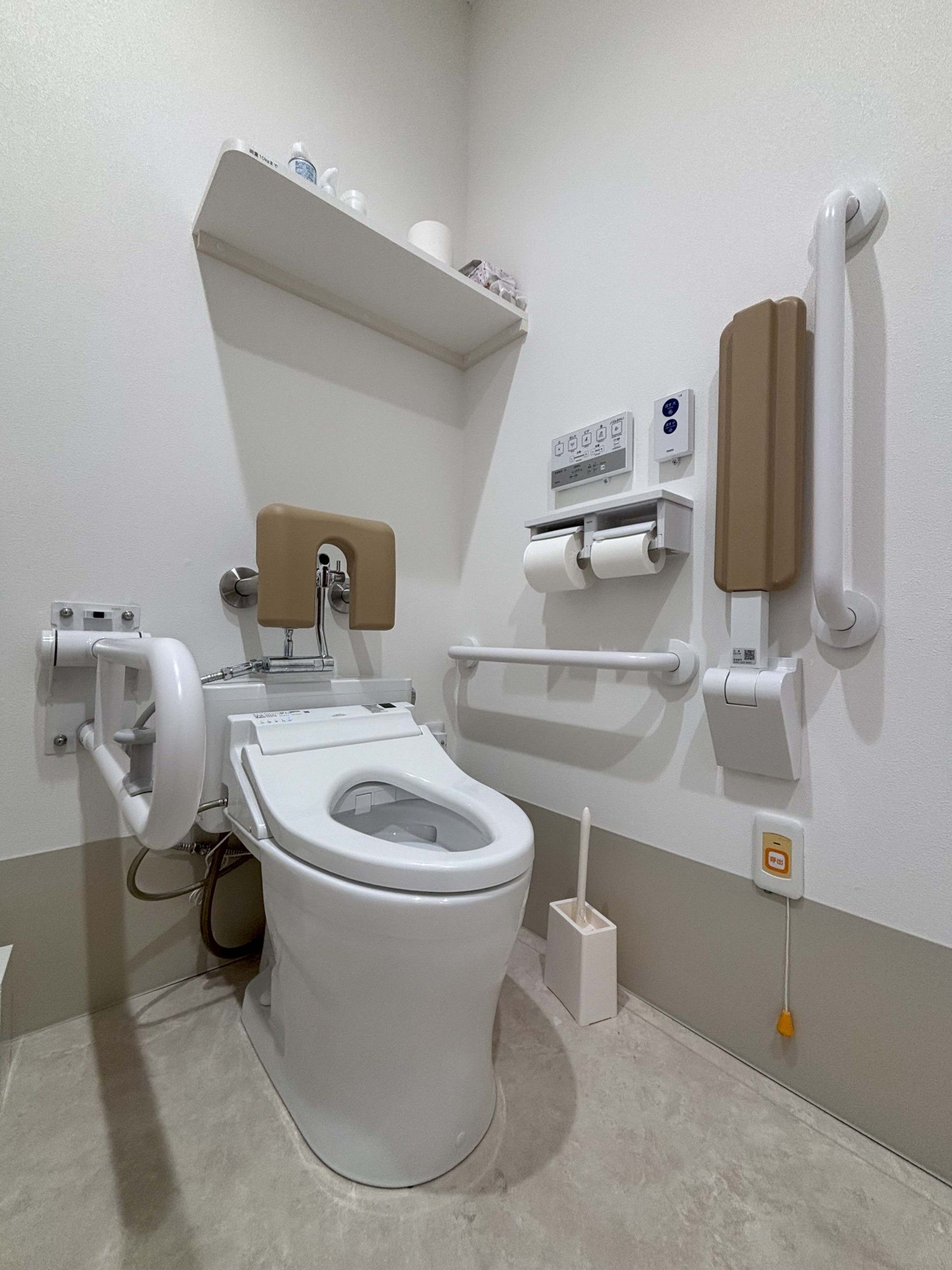 手すり付きのトイレ
