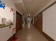 明るく広々とした廊下