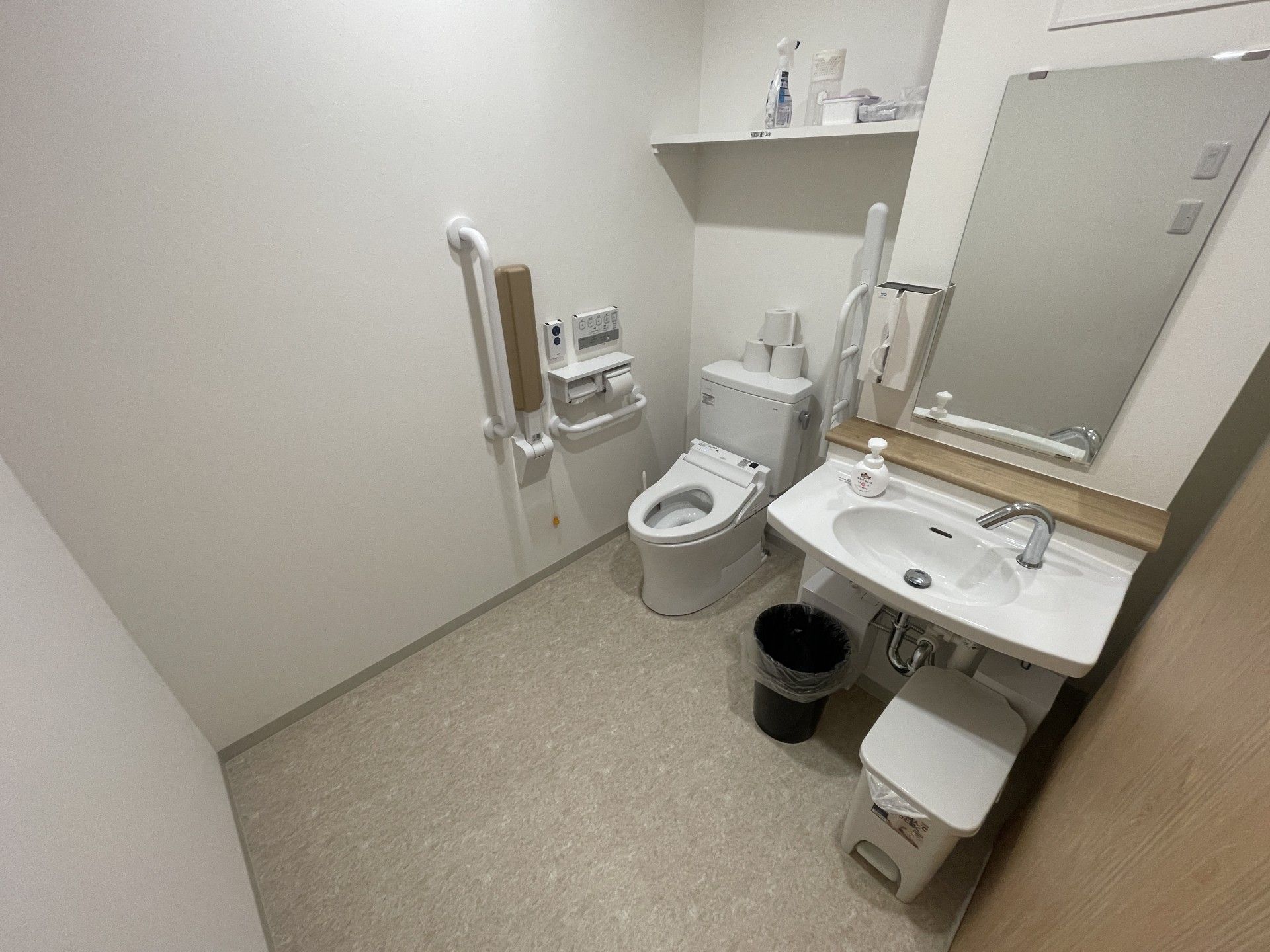 手すり付きの清潔なトイレ