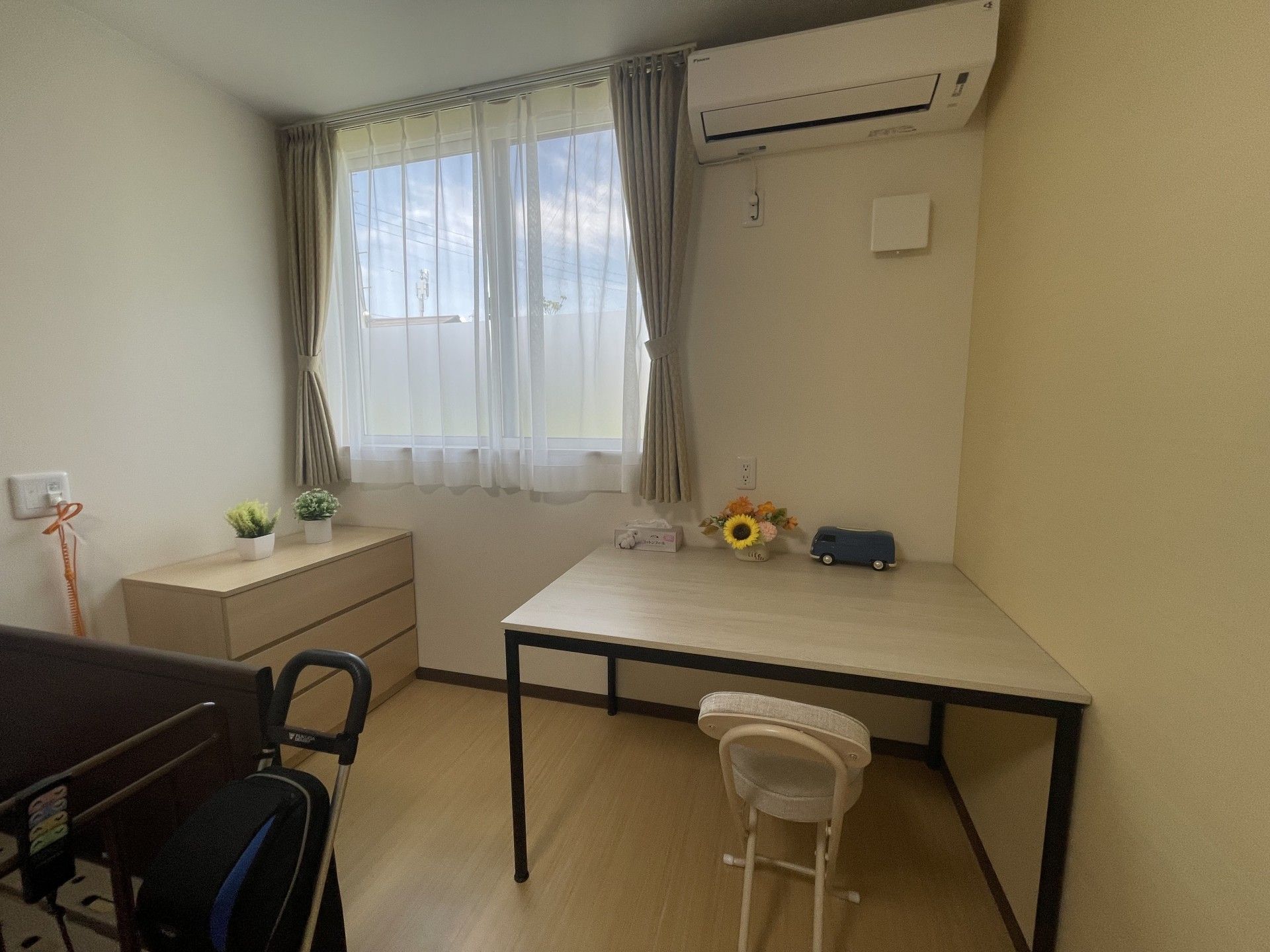 窓際の机と椅子の部屋