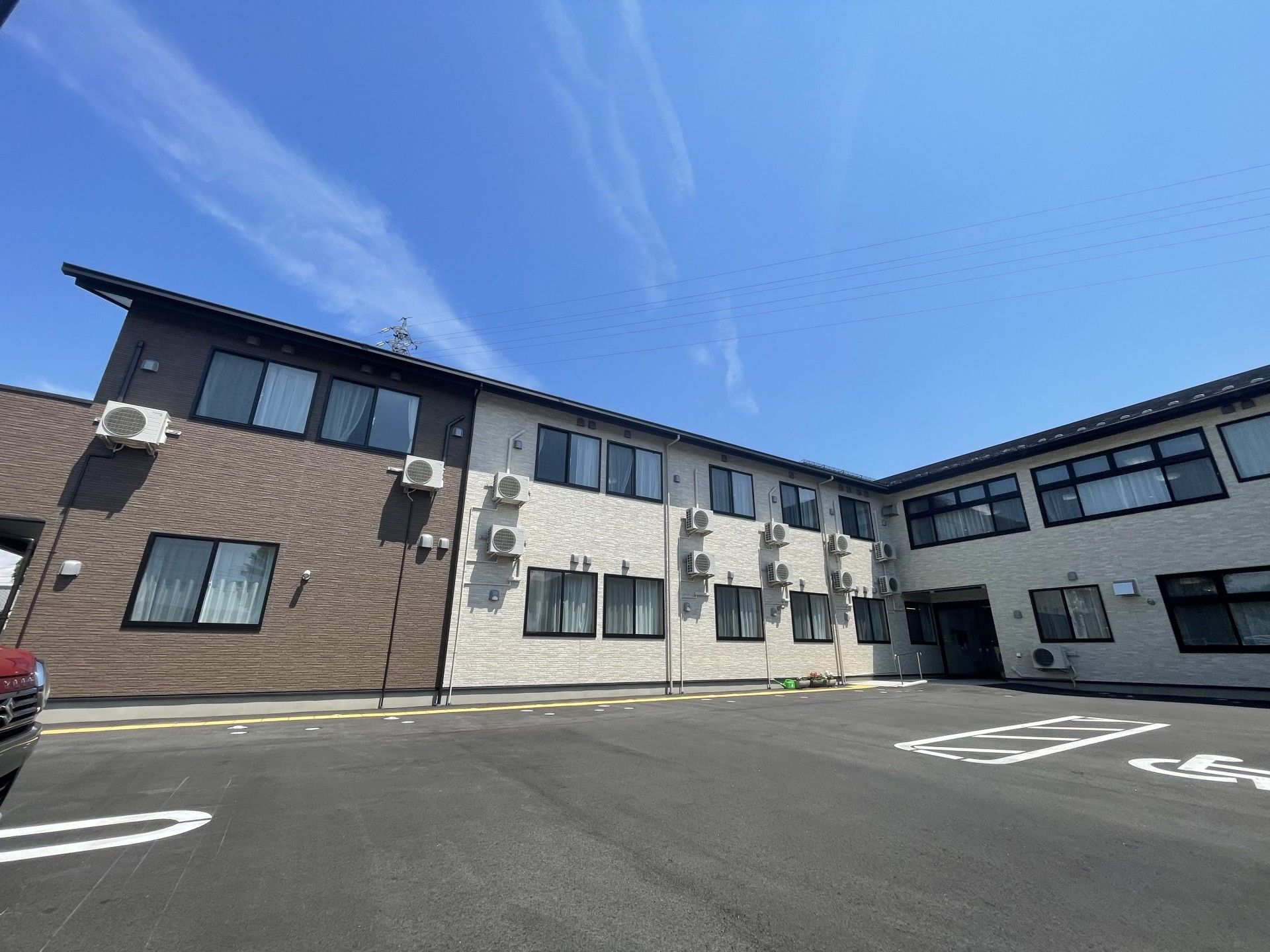 青空の下の建物外観