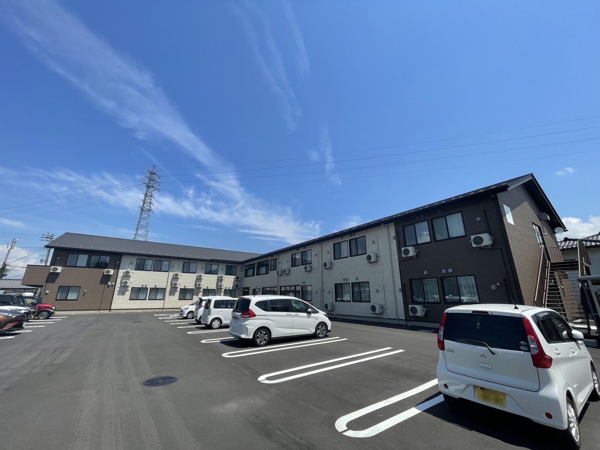 広い駐車場の建物外観