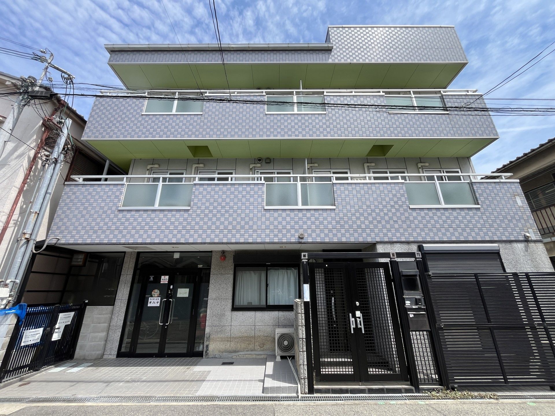 車いすに座っている男性と寄り添う介護スタッフ
